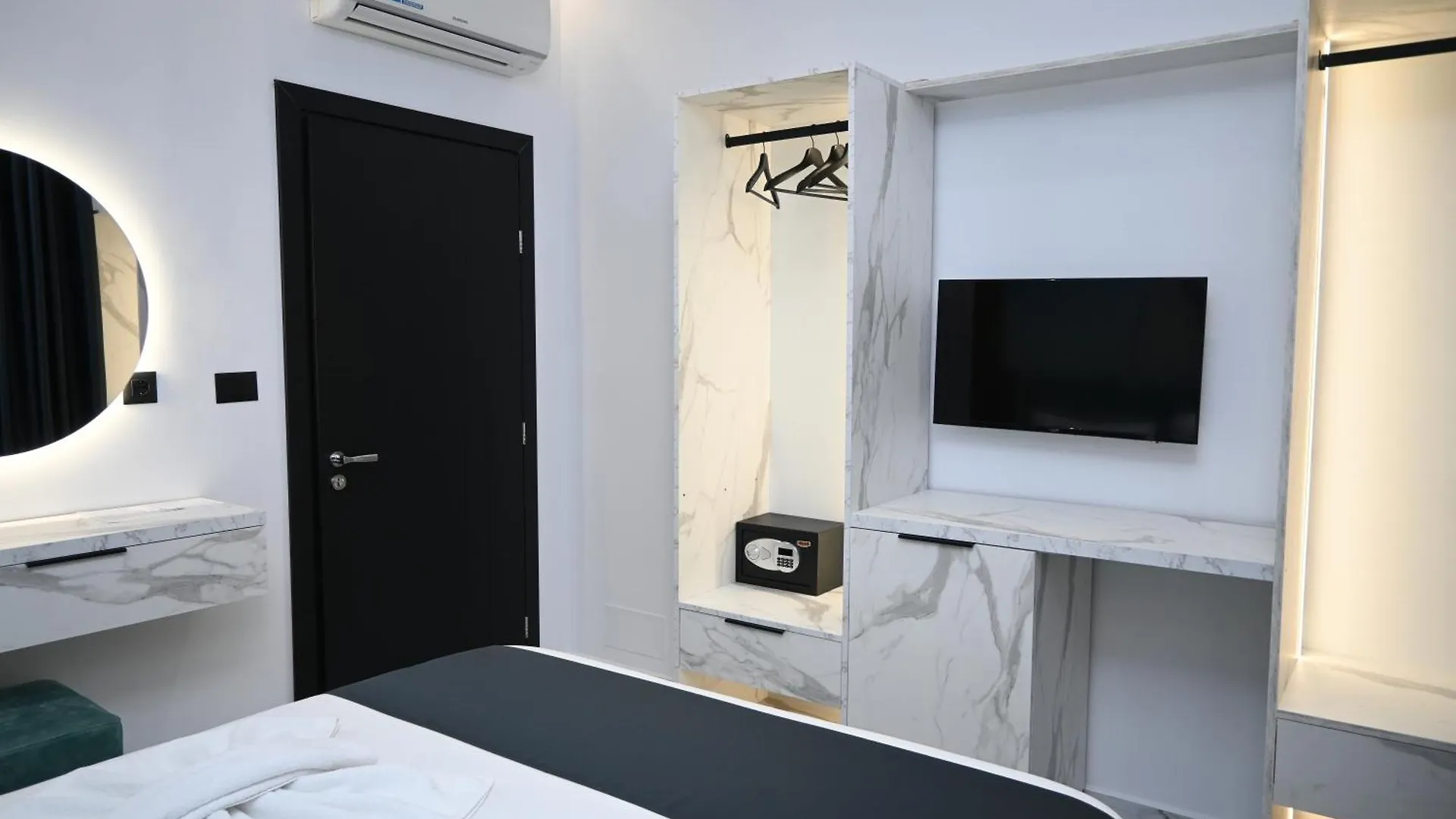 Vila La Familia Ksamil Apartment